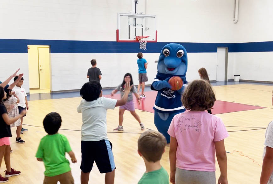 howey-playing-basketball